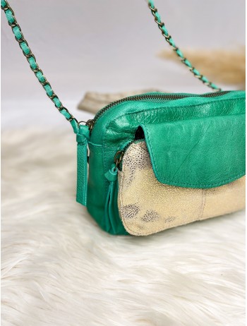 sac vert, en cuir, poche avant à rabat avec détail doré.