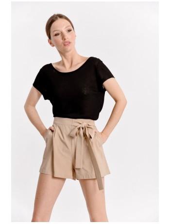Femme portant un t-shirt noir avec un short beige souple