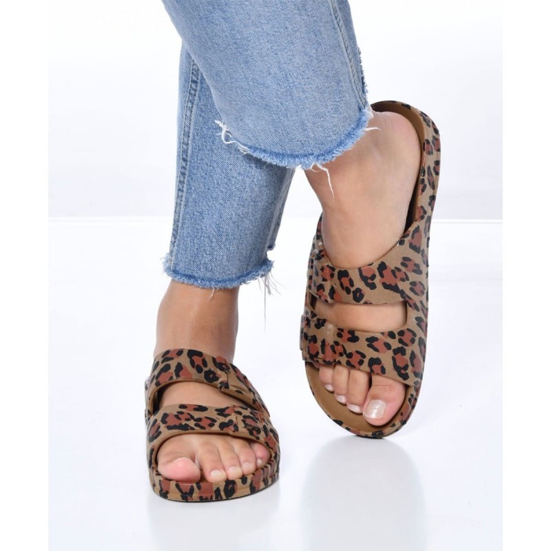 Sandales en PVC couleur camel et imprimé léopard.