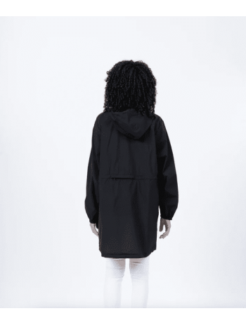 Femme de dos portant un imperméable long à capuche couleur noire.