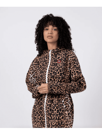 Femme qui porte un imperméable long en polyester et à motif léopard.